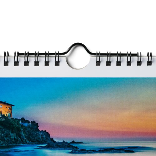 Calendario da parete in carta con rilegatura a spirale e dispositivo per appenderlo.