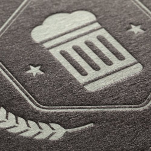 Sottobicchiere rotondo con goffratura a secco.