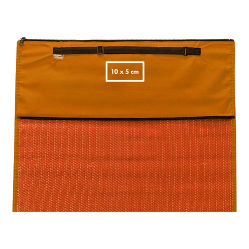 Telo da spiaggia arancione con maniglia e cerniera.