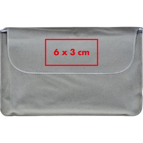 Cuscino cervicale grigio con patta di chiusura.