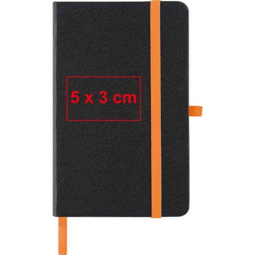 Taccuino nero con chiusura elastica e segnalibro a nastro.