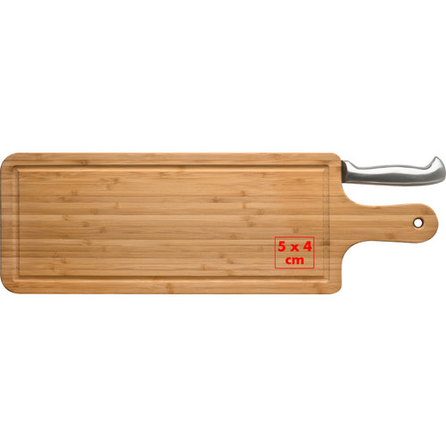 Tagliere in bambù chiaro con scanalatura e coltello.