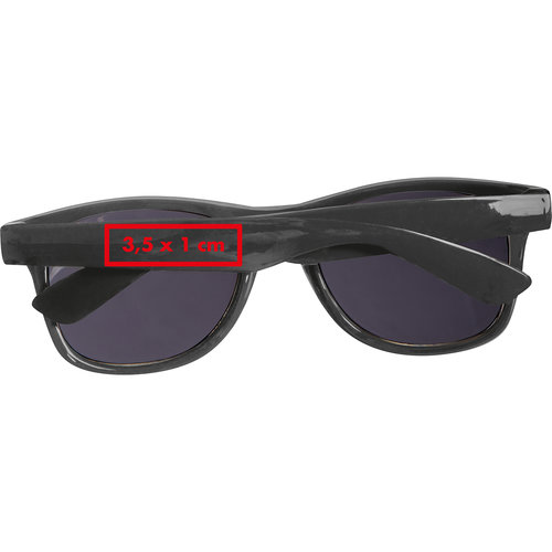 Occhiali da sole scuri in RPET dal design classico.